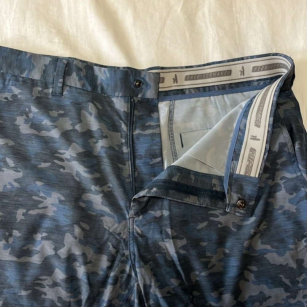 Johnnie-O blue camo Prep-Formance men’s shorts - Picture 2 of 3